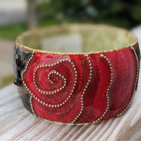 Vintage Cold Enamel Red Rose Damask Pattern Bangle with Gold Trim - Picture 3 of 16